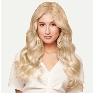 Luxy 20”in clip in hair extensions in Ash Blonde